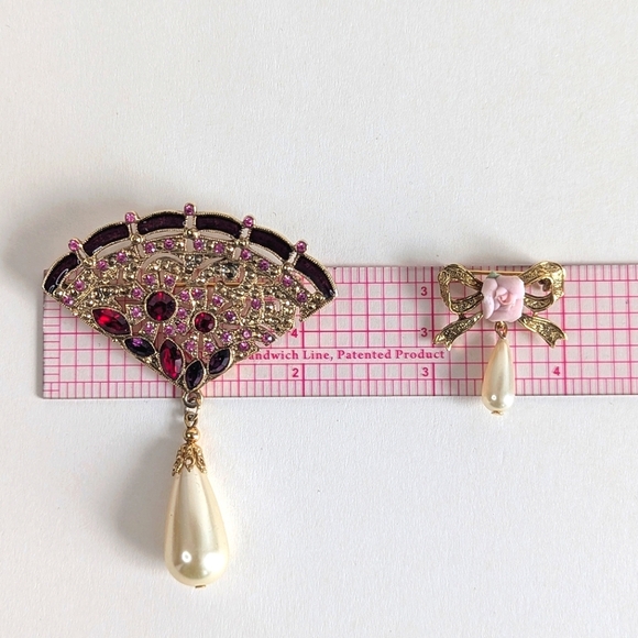 8pc Vintage Brooch Collection - Sarah Coventry, JJ Jonette & Unsigned Pieces - Picture 12 of 17